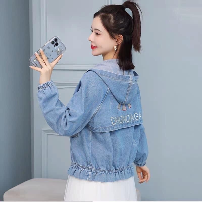 ÁO KHOÁC JEAN NỮ FORM NGẮN CÓ NÓN THÊU CHỮ SAU LƯNG